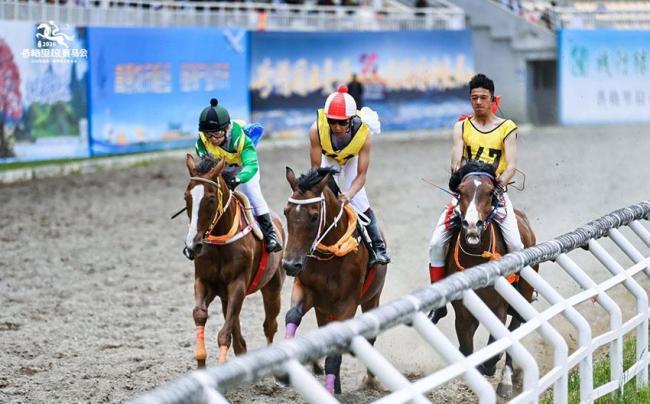 雪域追风！2026年迪庆·香格里拉赛马会开幕
