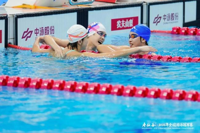 张雨霏0.03秒险胜余依婷夺冠 惊险摘金