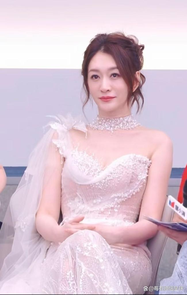 李小冉婚纱造型美得好夸张 全球首穿高定惊艳全网