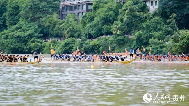 贵州铜仁：锦江之上龙舟竞速