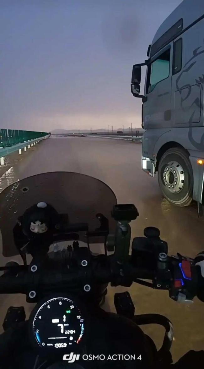 塔克拉玛干沙漠边缘地带现洪水 罕见暴雨致高速受阻