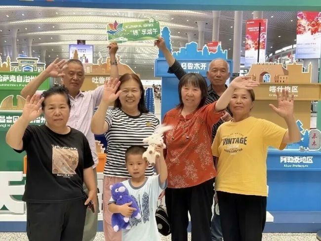 包粽子、看表演……在旅途中过端午是什么体验?