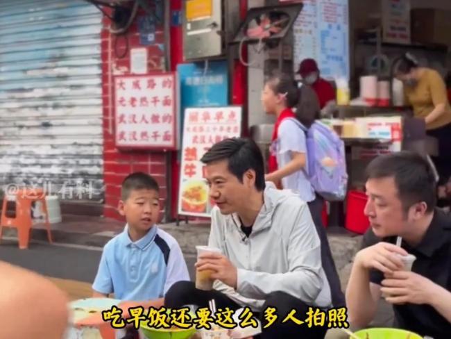 雷军回应吃早饭被小女孩吐槽 现场趣事引热议