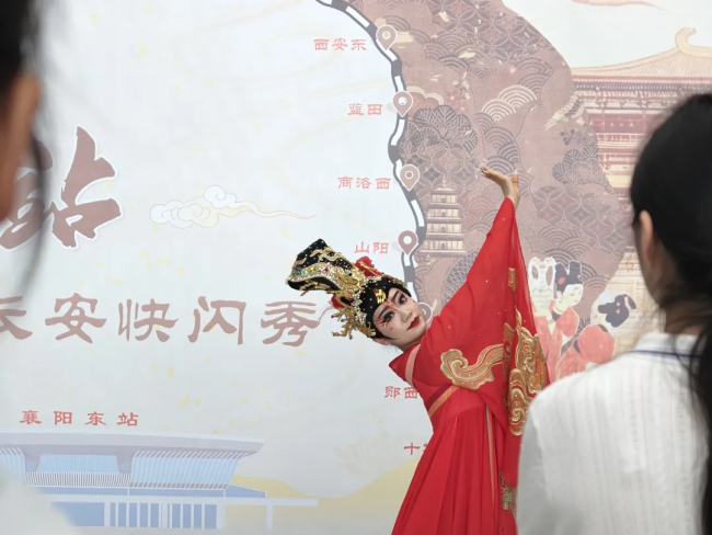 包粽子、看表演……在旅途中过端午是什么体验?