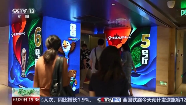 华夏电影公司副总经理 邢占宇：LED屏和普通投影区别很大，帧率更高，色彩饱和度更好，亮度更高、球的运行、运动员的动作没有重影和拖尾。我们8个厅全是国产LED屏，国内自主研发，这次准备全程转播世界杯。