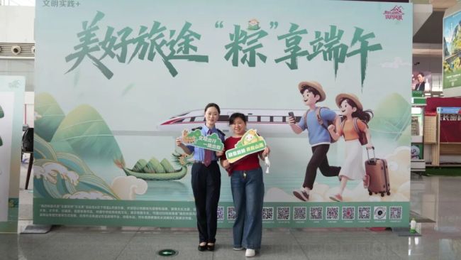 包粽子、看表演……在旅途中过端午是什么体验?