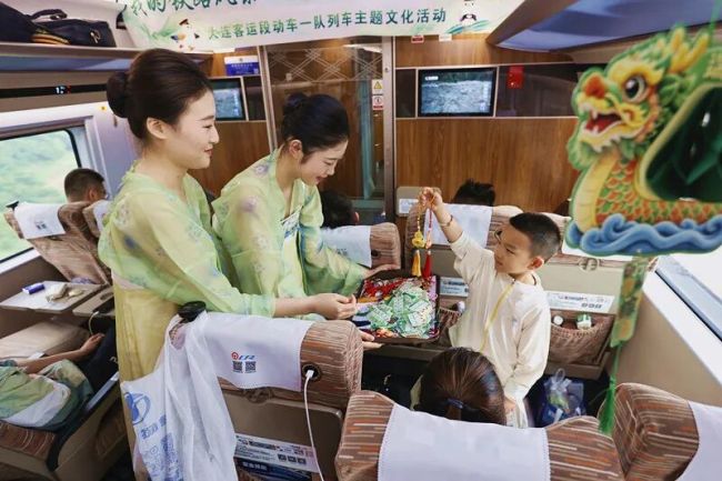 包粽子、看表演……在旅途中过端午是什么体验?
