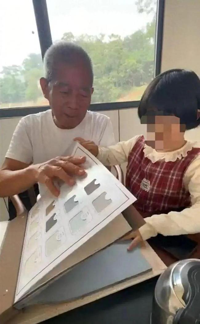 74岁妈妈因脑梗住院 75岁爸爸照顾6岁女儿！ 感叹想多活几十年 高龄父母的坚持与爱