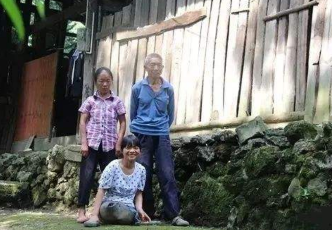 带俩娃“无腿妈妈”走出最硬人生路 用双手撑起希望