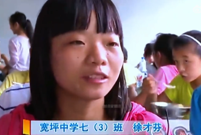 带俩娃“无腿妈妈”走出最硬人生路 用双手撑起希望