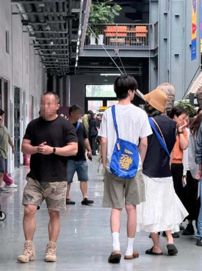 天天192了 父子同框逛集市