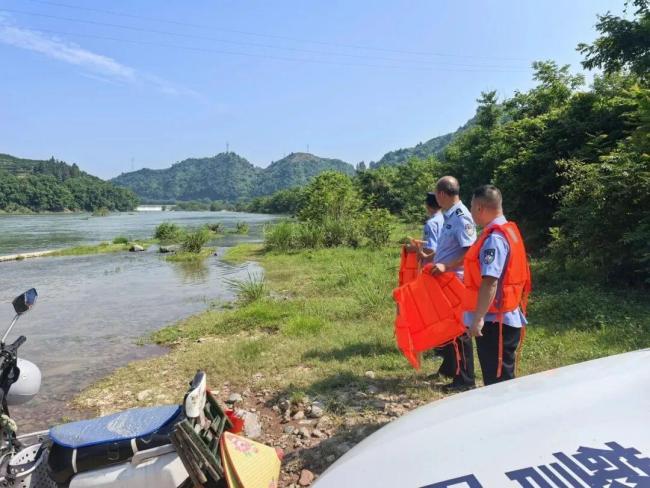 湖南怀化3名钓鱼佬被困水库获救 警方暖心救援