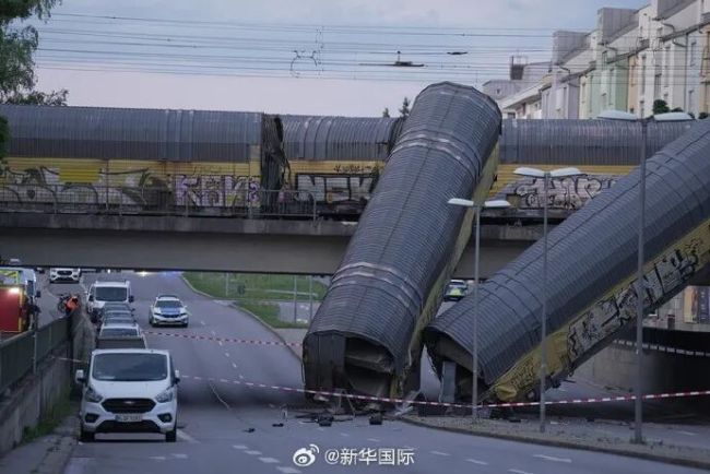 德国一铁路桥上发生两列货运列车相撞事故 至少造成一死一伤
