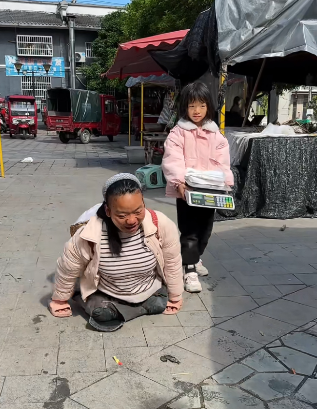 带俩娃“无腿妈妈”走出最硬人生路 用双手撑起希望
