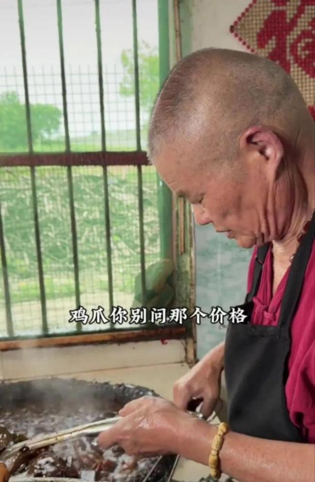 市监局介入网红卤菜店食材被狗啃食 卫生问题引关注