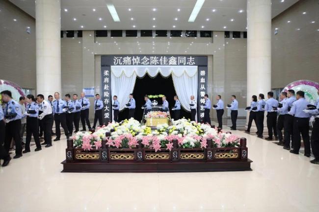 女警为救轻生群众不幸牺牲