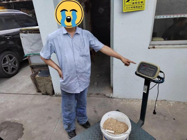 男子上班穿着超40斤的裤子，怪异着装引老板怀疑，报警一查所有人惊呆了…