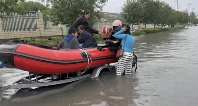 塔克拉玛干沙漠发洪水了！当地居民称2个小时下了一整年的雨