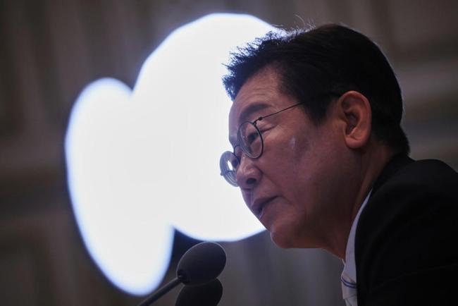 李在明支持率首度失守50% 不支持率反超引发关注