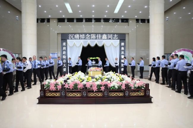 女副所长在施救欲跳楼群众时不幸牺牲 生命定格30岁