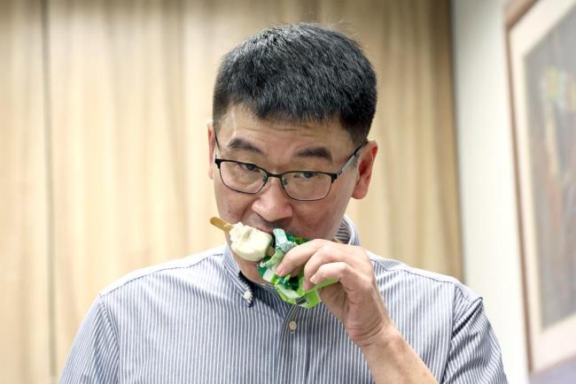 台官员吃凤梨释迦道歉没人买账 公款埋单再引争议