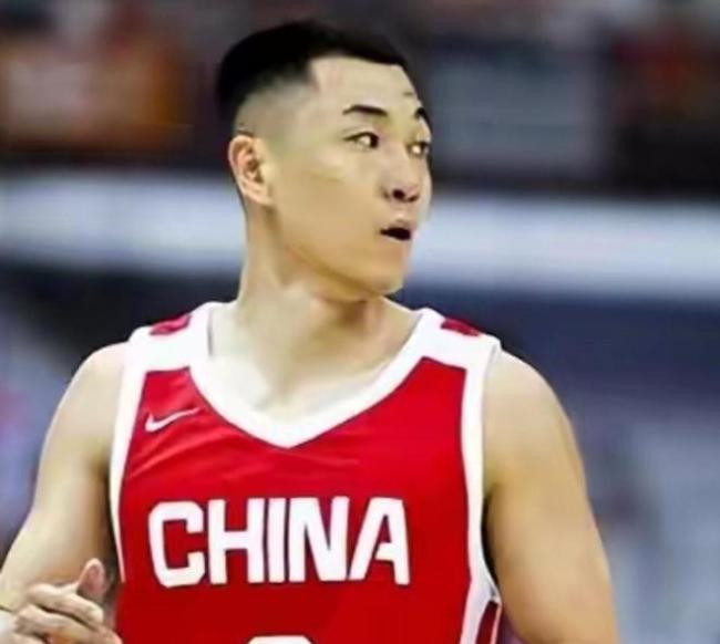 杨瀚森全场仅7分后卫应背锅 国字号后场竟不会给中锋传球 战术配合成难题