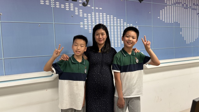 怀孕老师摔倒两名男生飞奔过来扶起 暖心举动获赞无数