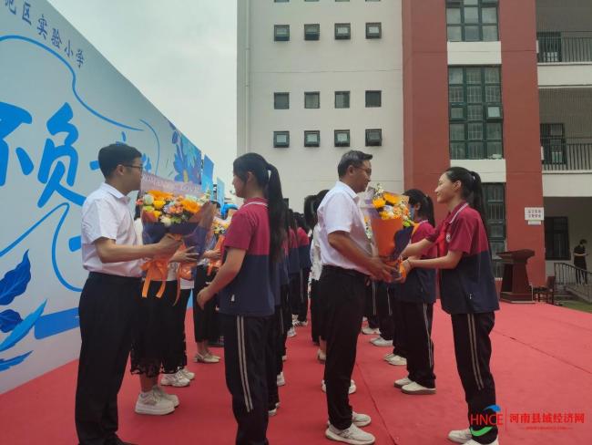 河南一小学举办90余桌毕业宴 温情启幕成长新篇章