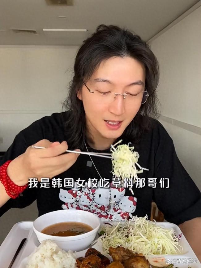 草料哥称被母亲管束引发焦虑躯体化
