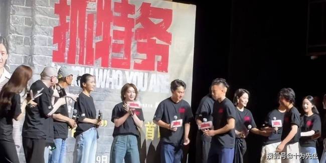 抓特务票房惨淡，冯小刚低头 时代不再偏爱