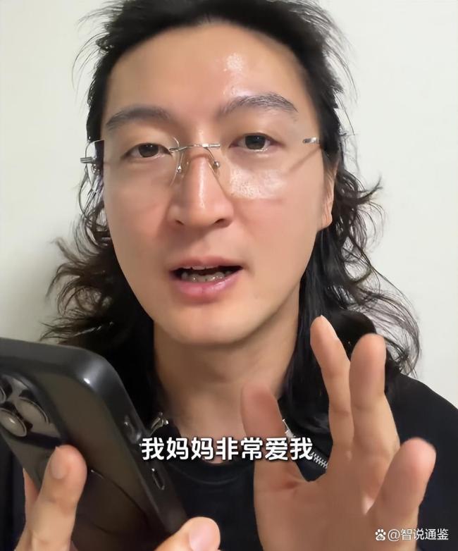 草料哥称被母亲管束引发焦虑躯体化 长期精神PUA导致崩溃