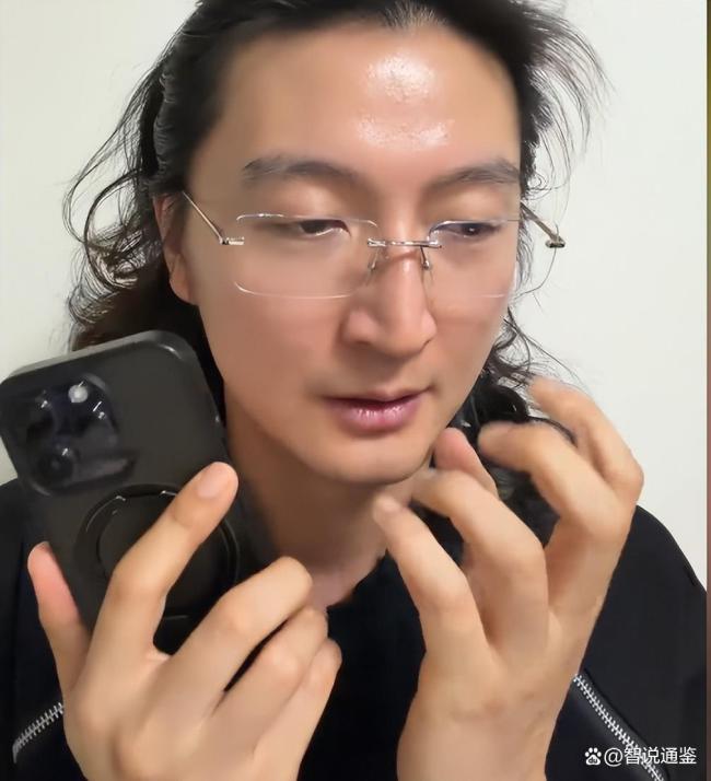草料哥称被母亲管束引发焦虑躯体化 长期精神PUA导致崩溃
