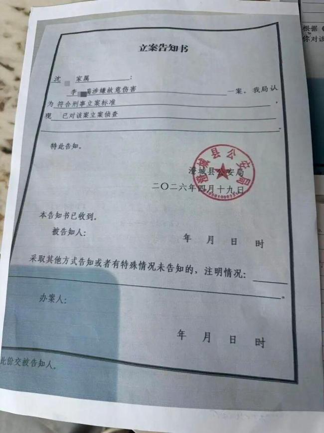 中午同饮晚上反目！男子酒局遭朋友酒瓶砸头，次日车内身亡，警方立案 酒后悲剧引发深思