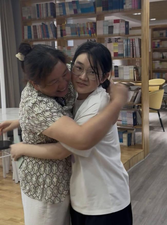 扛钢管单亲妈妈培养出学霸女儿 清华老师已联系