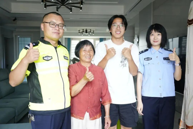 被民警背进考场的考生高考595分 温暖守护助力梦想飞翔
