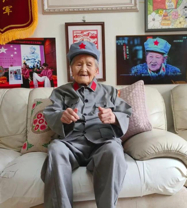 105岁女红军看到自己长征时的模样 复原画像让她竖起大拇指点赞