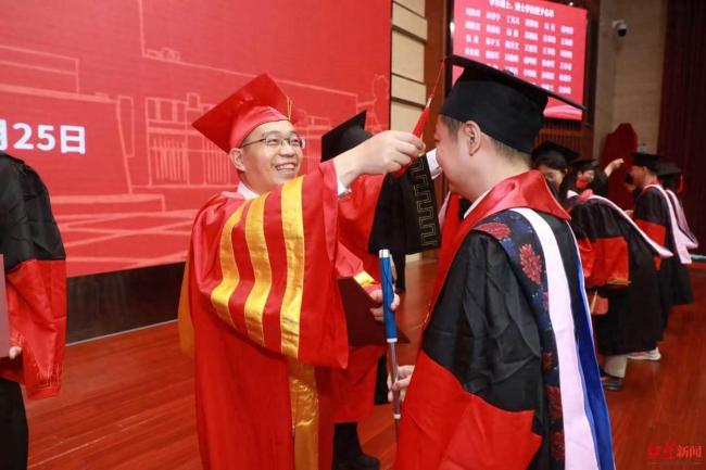 中国社科院大学迎首位盲人博士