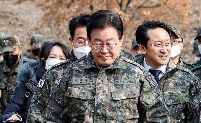 李在明支持率跌至生死线 民众失望情绪高涨