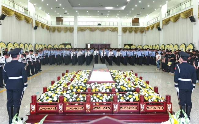 22岁民警拦截违法车辆被撞牺牲