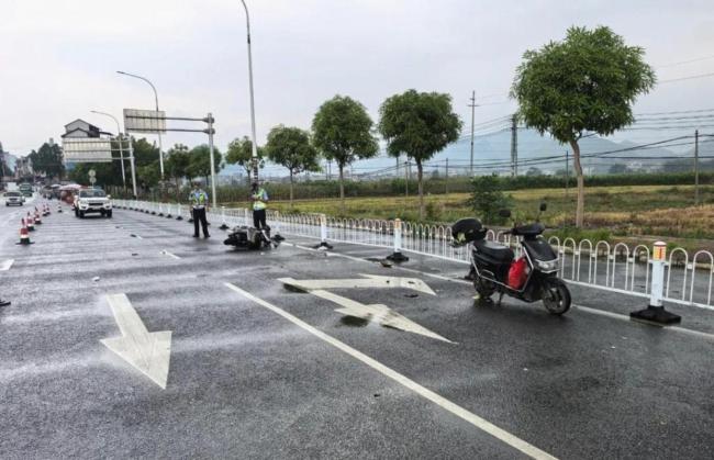 电动车主等红灯遭三轮车上横杆砸头 头盔关键时刻救命