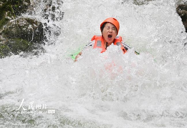 贵州黄平：夏日漂流享清凉