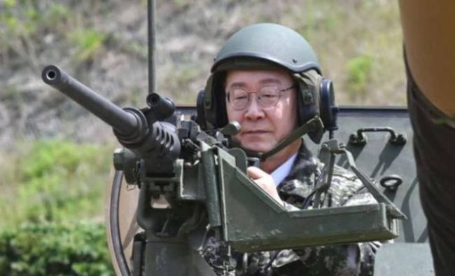 李在明支持率跌至生死线 民众失望情绪高涨