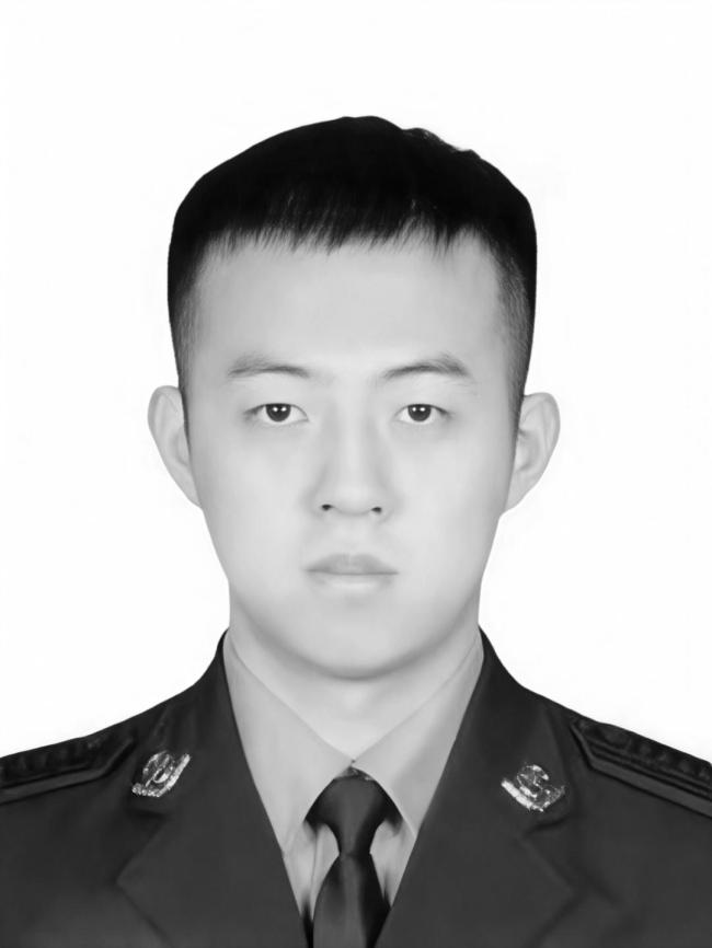 民警拦截违法逃窜车辆时被撞牺牲 22岁交警英勇殉职