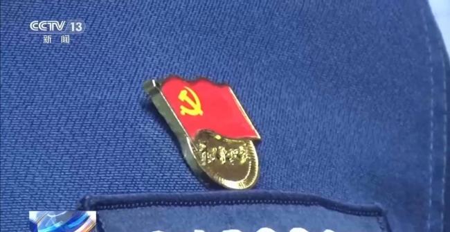 黄岩岛维权执法一线举行入党宣誓 忠诚守护海疆安宁