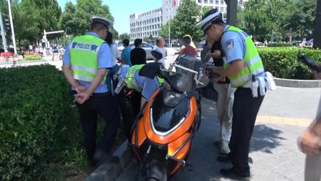 电动摩托车悬挂电动自行车号牌交警依法整治涉牌涉证违法 强化路面查处力度