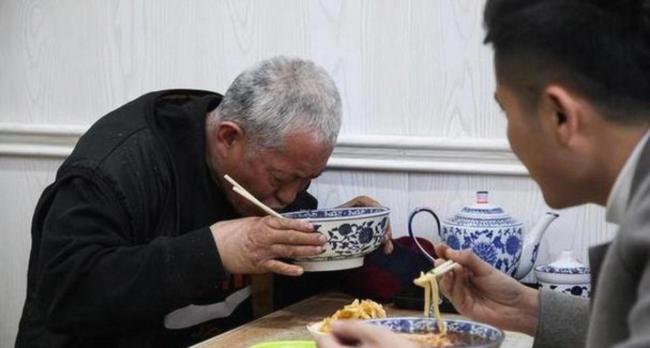 被送整车空瓶拾荒老人执意掏钱 无声回报温暖人心
