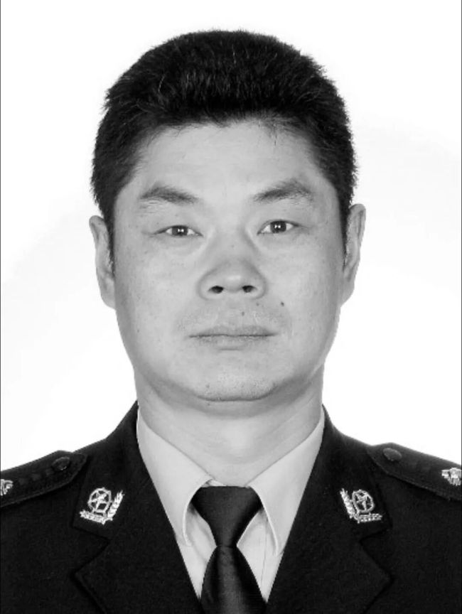 民警被歹徒刺穿腹腔仍忍痛搏斗