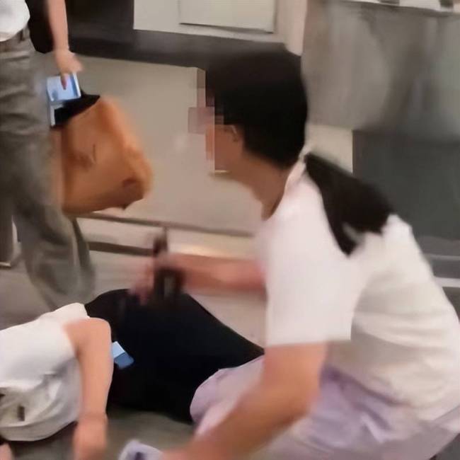 女子与广州车站人员起冲突 情绪失控引发全网关注