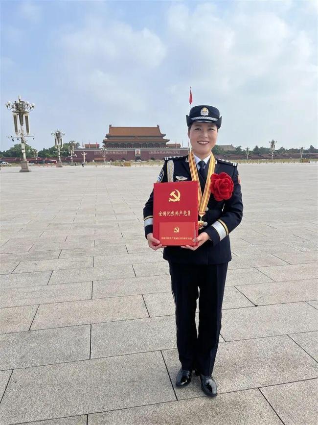 女警称如果脸上不留疤心中会留疤 英勇事迹感动人心