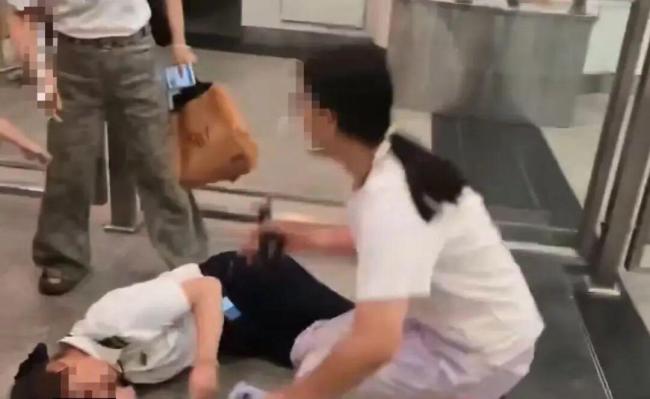 官方通报旅客辱骂殴打工作人员 情绪失控致冲突